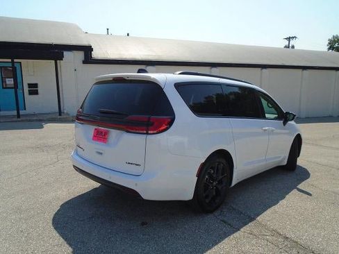Used 2025 Chrysler Pacifica Limited FWD image 30