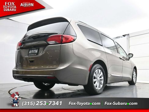 Used 2017 Chrysler Pacifica Touring-L FWD image 20