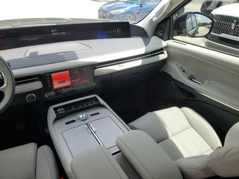 New 2026 Lincoln Navigator Premiere AWD/4WD image 17