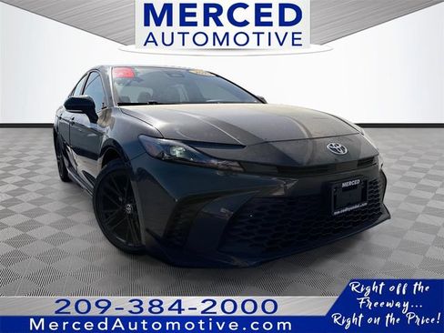 Used 2025 Toyota Camry SE FWD image 1