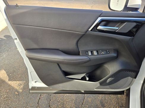 New 2025 Mitsubishi Outlander SE image 19