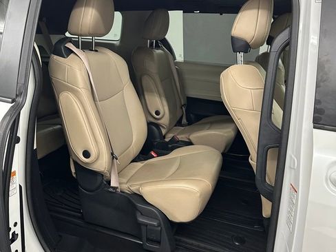 Used 2022 Toyota Sienna XLE AWD/4WD image 30