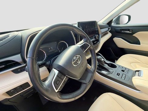Used 2023 Toyota Highlander XLE AWD/4WD image 10