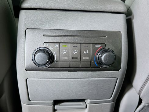 Used 2012 Toyota Highlander SE w/ Tow Pkg image 25