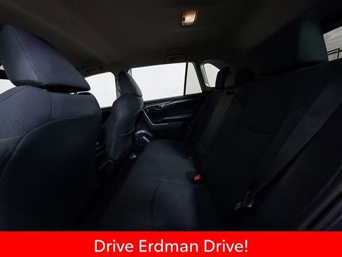 Used 2019 Toyota RAV4 LE FWD image 9