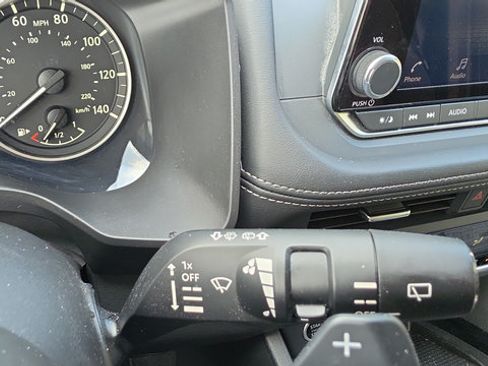 Used 2023 Nissan Rogue SV FWD image 15