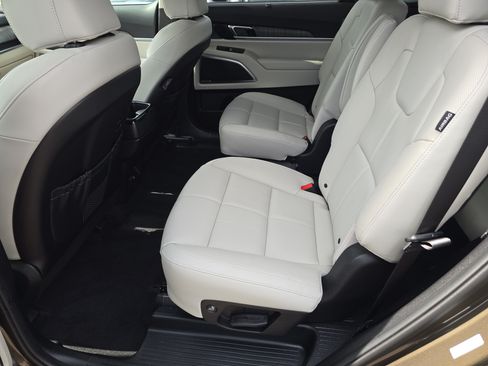 Certified 2025 Kia Telluride SX w/ SX Captain's Chair Package FWD image 17