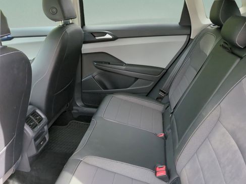 Used 2022 Volkswagen Taos SE FWD image 14