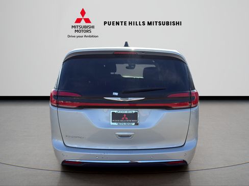 Used 2024 Chrysler Pacifica Touring-L FWD image 6