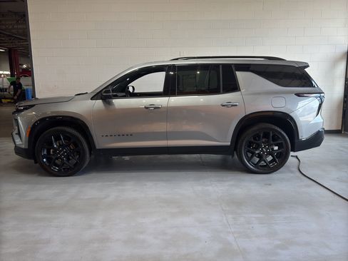 Used 2025 Chevrolet Traverse RS AWD/4WD image 2