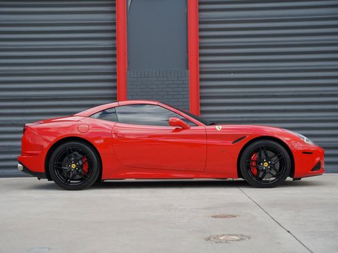 Used 2016 Ferrari California T image 15