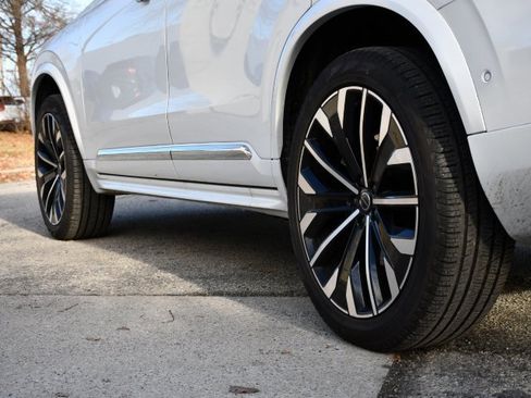 Certified 2025 Volvo XC90 B5 Plus image 9