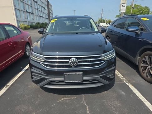 Used 2023 Volkswagen Tiguan SE w/ Panoramic Sunroof Package FWD image 3