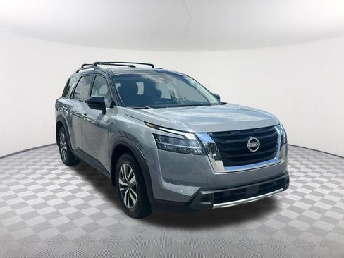 Used 2024 Nissan Pathfinder SL AWD/4WD image 3