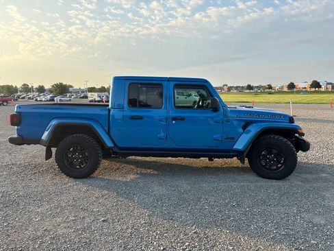 Used 2025 Jeep Gladiator Sport AWD/4WD image 11