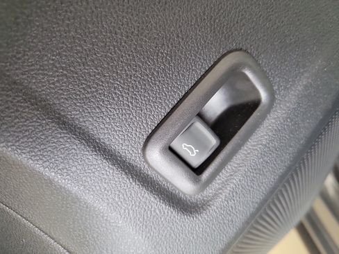 Used 2025 Volkswagen Tiguan SE FWD image 23