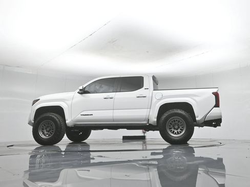 Used 2025 Toyota Tacoma SR5 AWD/4WD image 53