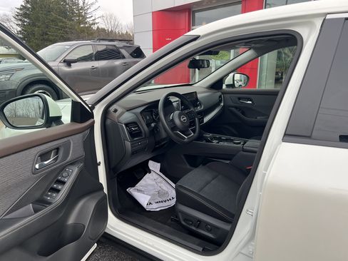 Used 2022 Nissan Rogue SV image 3