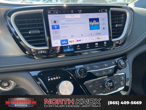 New 2026 Chrysler Pacifica Select image 8