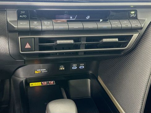 Used 2025 Toyota Camry SE image 16