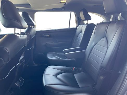 Used 2021 Toyota Highlander XLE image 12