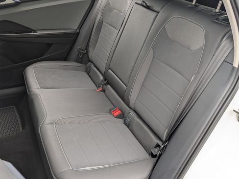 Used 2024 Volkswagen Taos SE w/ Panoramic Sunroof Package image 18