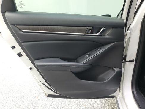 Used 2018 Honda Accord Touring image 17