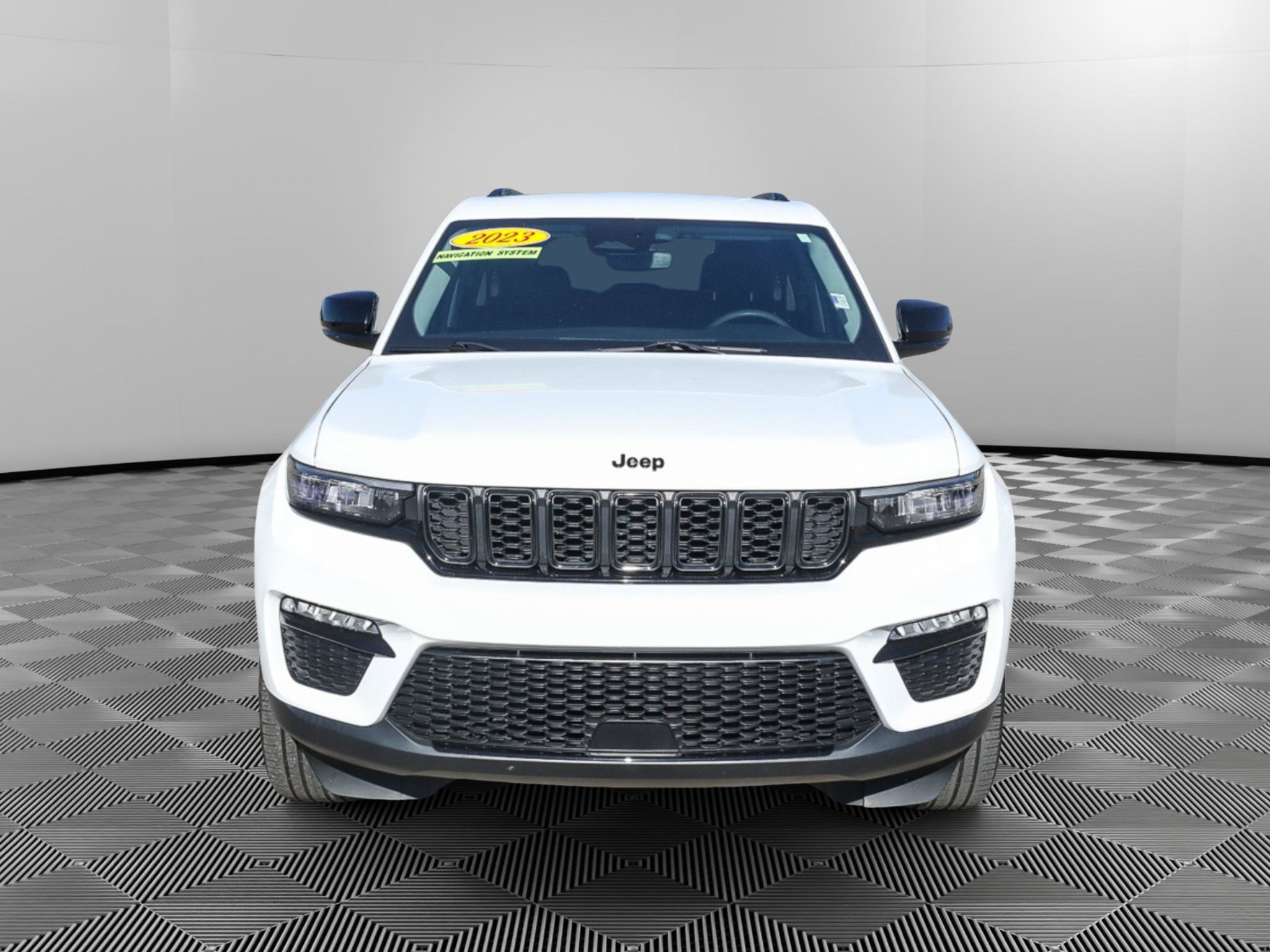 Used 2023 Jeep Grand Cherokee Limited w/ Black Appearance Package AWD/4WD image 10