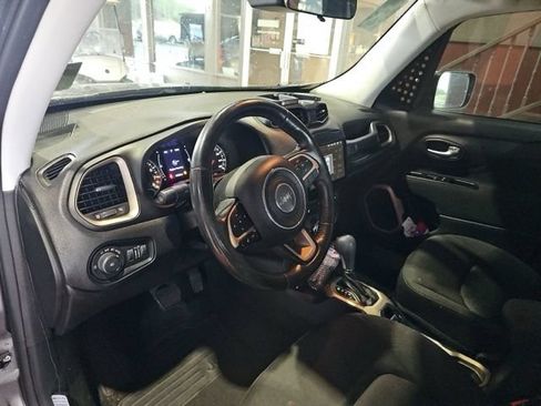 Used 2017 Jeep Renegade Latitude w/ Cold Weather Group AWD/4WD image 6