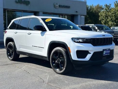 Used 2023 Jeep Grand Cherokee Altitude AWD/4WD image 8