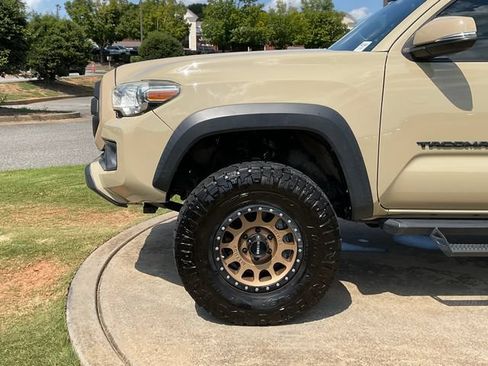 Used 2019 Toyota Tacoma TRD Off-Road AWD/4WD image 12