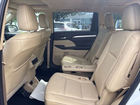 Used 2019 Toyota Highlander XLE AWD/4WD image 15