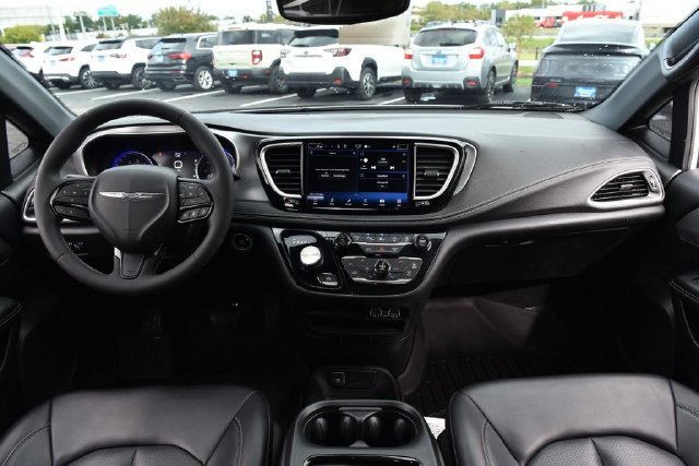 Used 2023 Chrysler Pacifica Touring-L w/ S Appearance Package FWD image 7