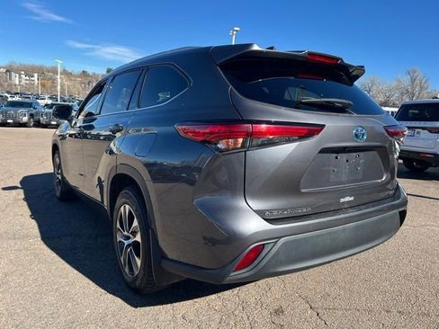 Used 2022 Toyota Highlander XLE image 3
