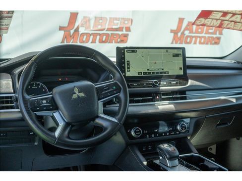 Used 2025 Mitsubishi Outlander AWD image 40