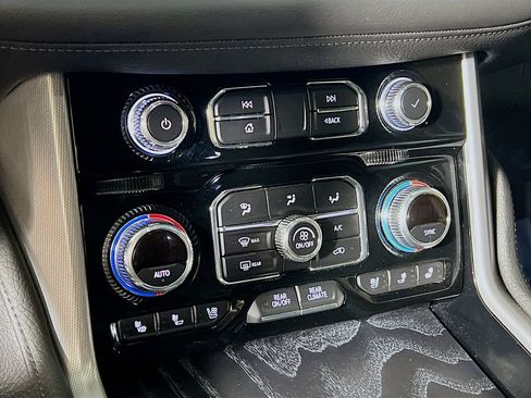 Used 2021 GMC Yukon Denali w/ Denali Premium Package AWD/4WD image 14