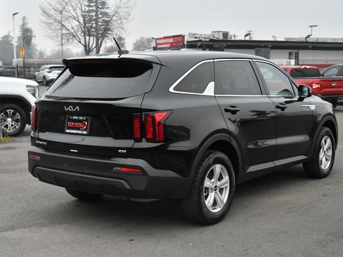 Used 2023 Kia Sorento LX image 8
