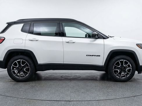 Used 2025 Jeep Compass Trailhawk w/ Trailer Tow Group AWD/4WD image 11