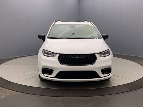 Used 2025 Chrysler Pacifica Limited FWD image 8