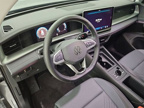 New 2025 Volkswagen Tiguan SE image 2