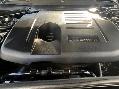 Used 2023 Land Rover Discovery Metropolitan Edition image 10