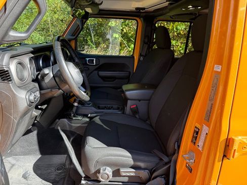 Used 2021 Jeep Gladiator Sport image 12