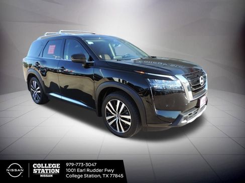 Certified 2024 Nissan Pathfinder Platinum image 3