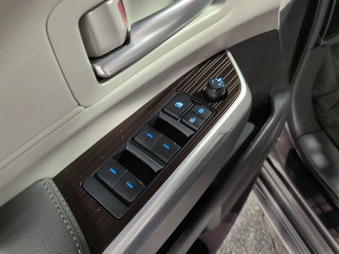 Used 2024 Toyota Sienna XLE FWD image 11