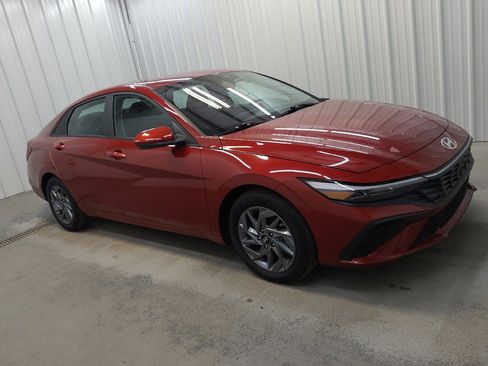 Used 2024 Hyundai Elantra SEL FWD image 11