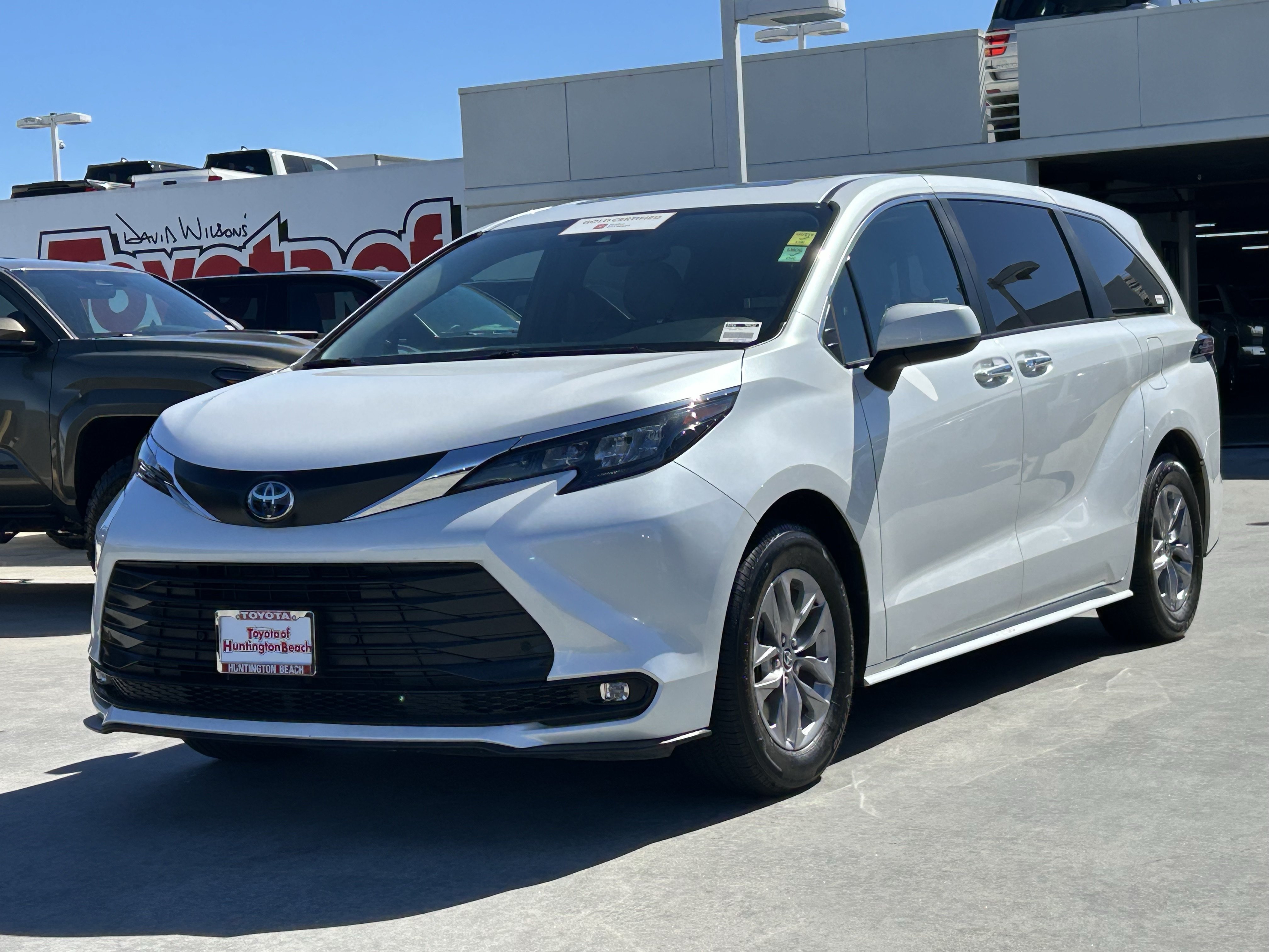 Used 2025 Toyota Sienna XLE FWD image 6