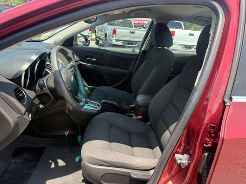 Used 2016 Chevrolet Cruze LT w/ Technology Package FWD image 9