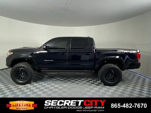 Used 2017 Toyota Tacoma TRD Sport w/ Tow Package (A/T) AWD/4WD image 4