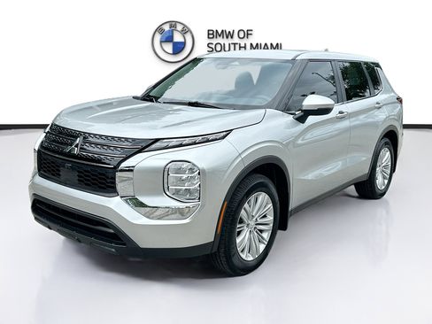 Used 2023 Mitsubishi Outlander ES FWD image 3