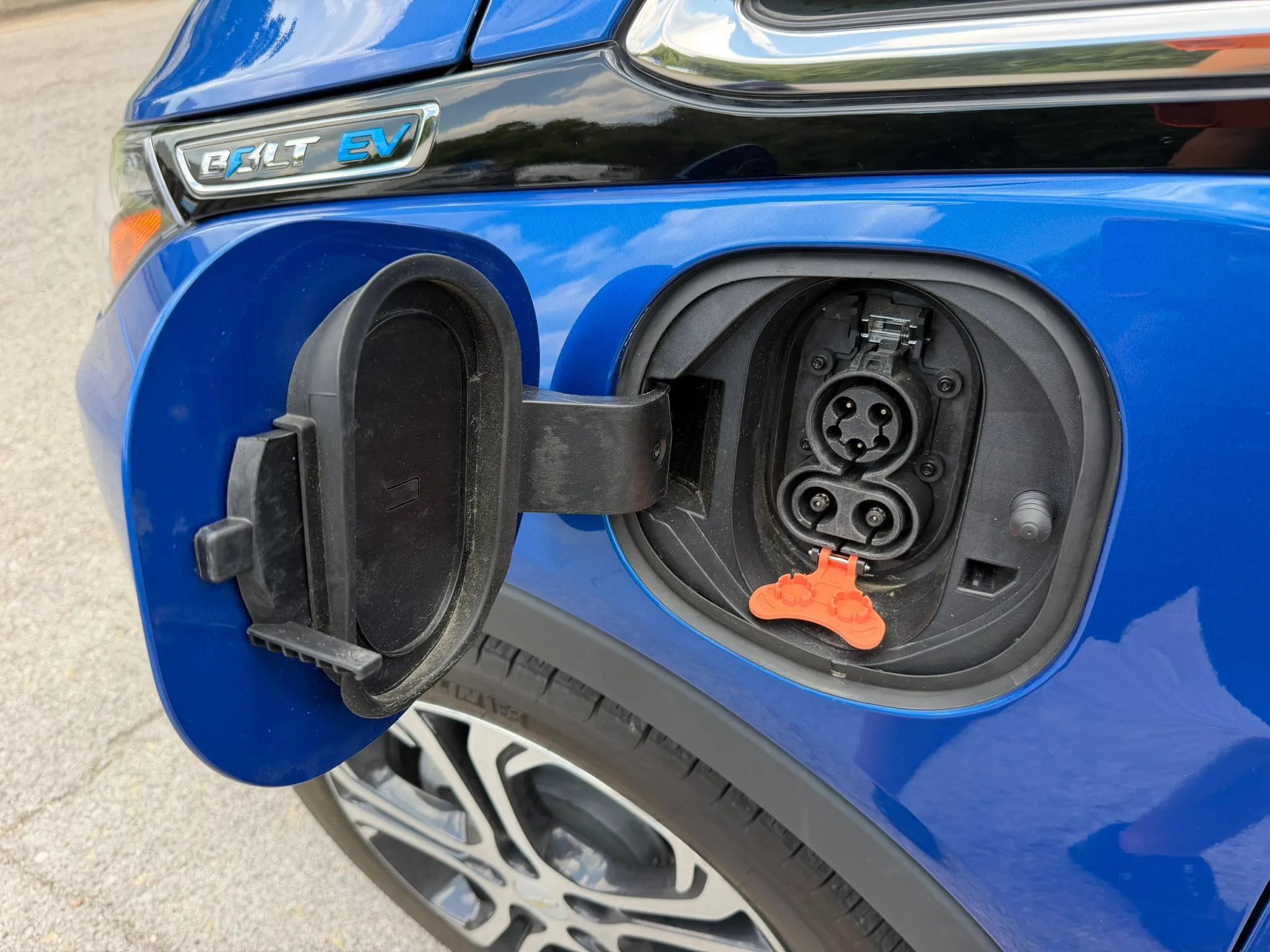 Used 2019 Chevrolet Bolt Premier w/ Infotainment Package FWD image 4